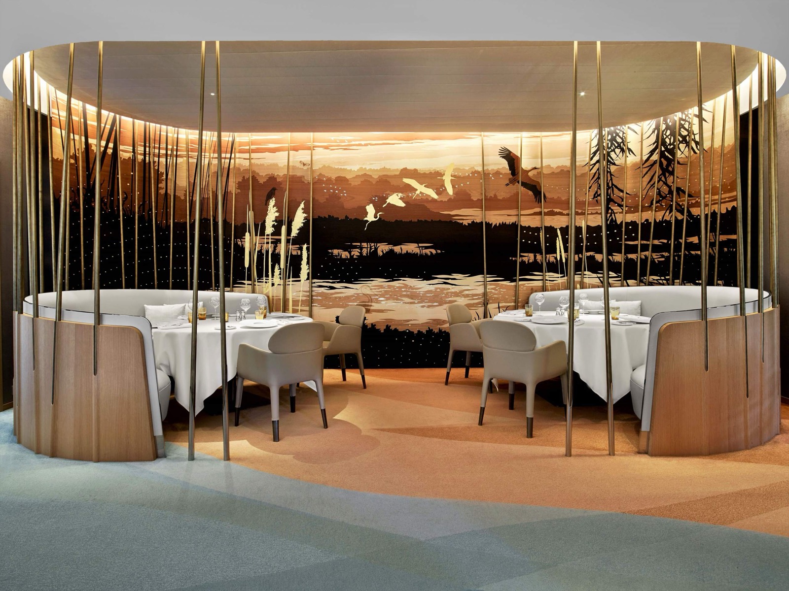 La salle de l'Auberge de l'Ill à Illhaeusern, marqueterie de roseaux et de cigognes signée en panoramique