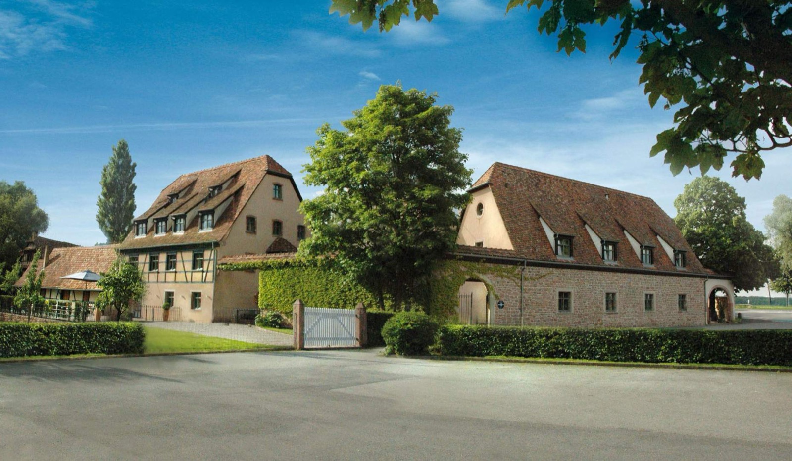 Le Moulin de l'Illwald à Sélestat, toitures de tuiles et colombage en lisière de forêt