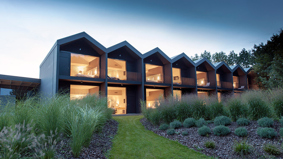 La Source des Sens à Morsbronn-les-Bains, bâtiment contemporain ouvert sur la nature