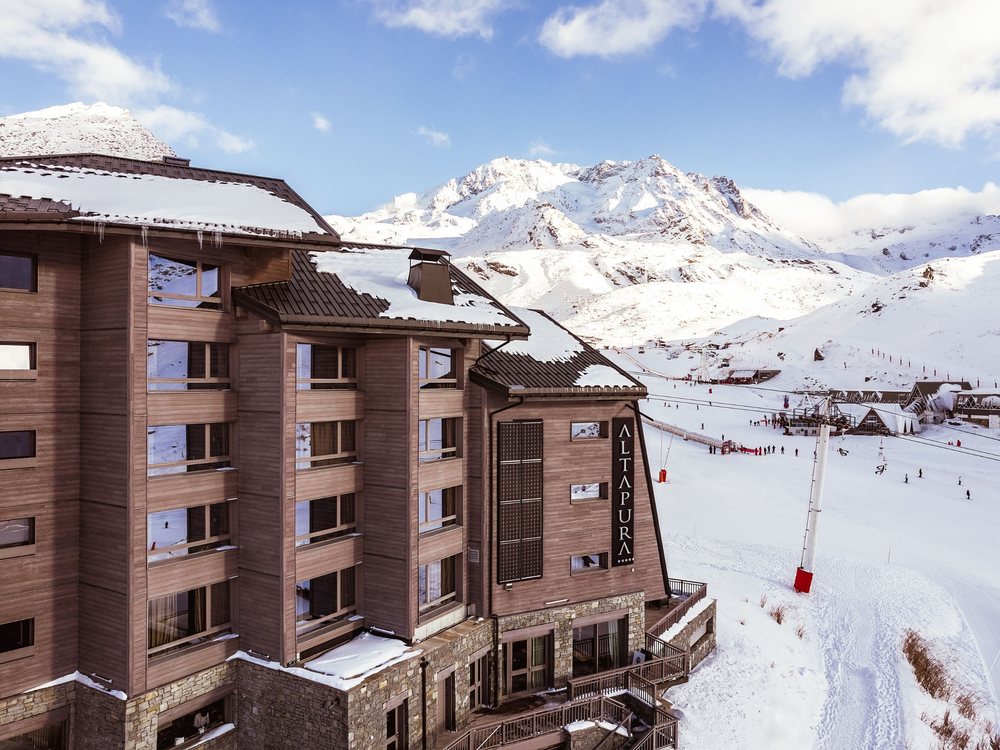 La façade d'Altapura au bord des pistes enneigées de Val Thorens