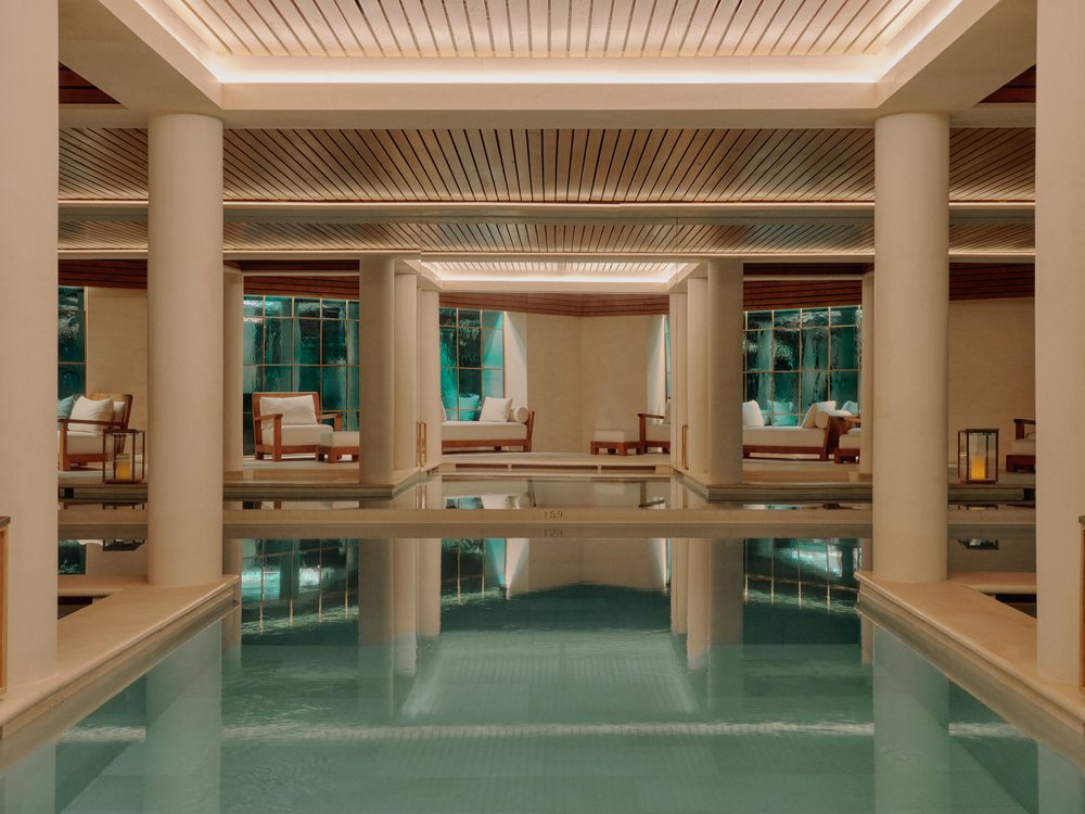 La piscine intérieure à colonnes du spa d'Aman Le Mélézin, à Courchevel 1850