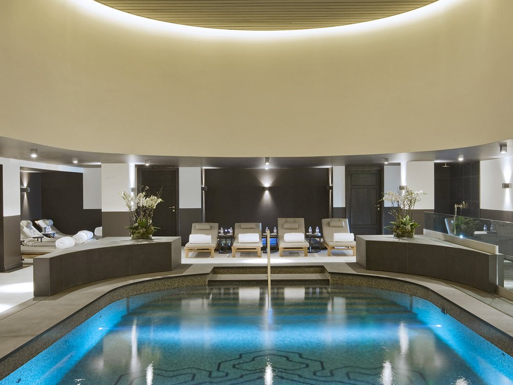 La piscine de mosaïque bleue du spa de L'Apogée Courchevel