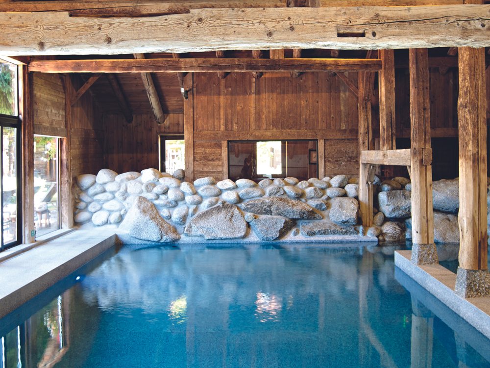 La piscine intérieure des Fermes de Marie, entre vieux bois et pierre, à Megève