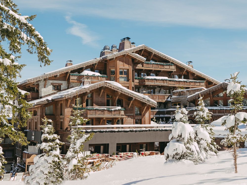 La façade de Fouquet's Courchevel sous la neige, à Courchevel 1850