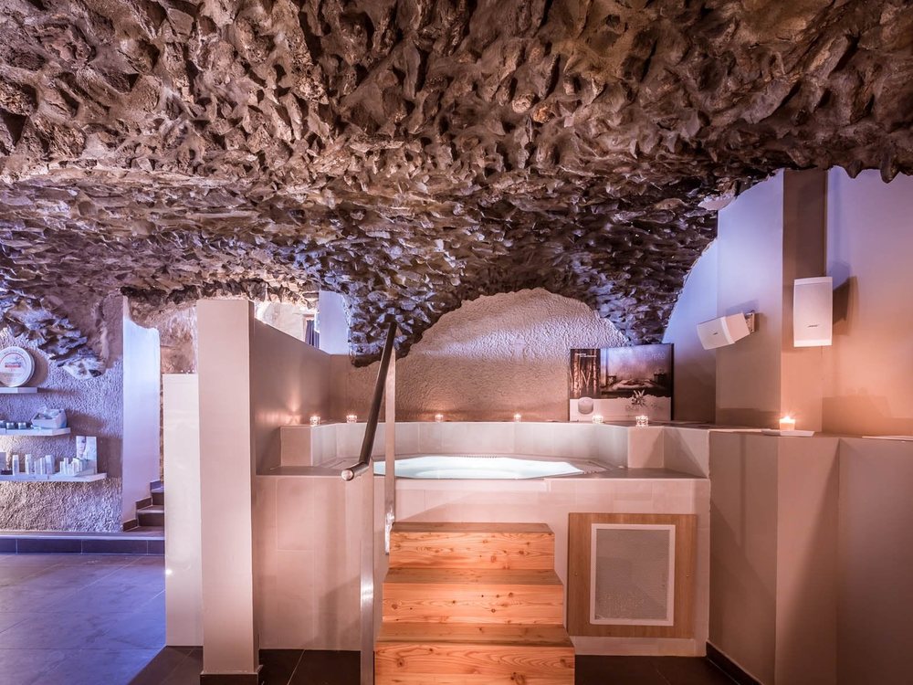 Le bain à remous du spa du Grand Aigle, sous une voûte d'aspect rocheux, à Serre-Chevalier