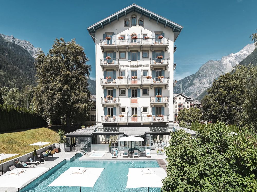 La façade de l'Hôtel Mont-Blanc et sa piscine extérieure, à Chamonix