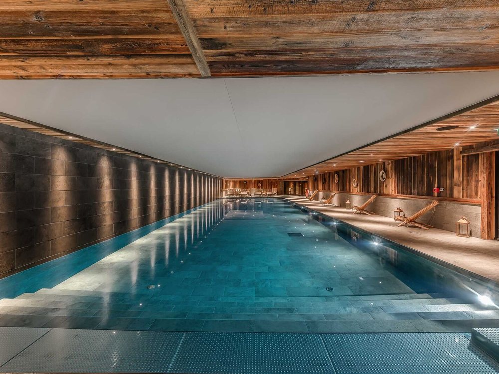 La piscine intérieure de 25 mètres du Refuge de Solaise, à Val d'Isère