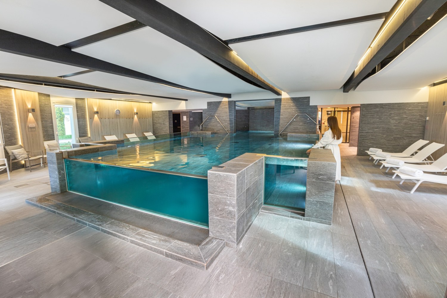 La piscine intérieure du spa de l'Impérial Palace, à Annecy