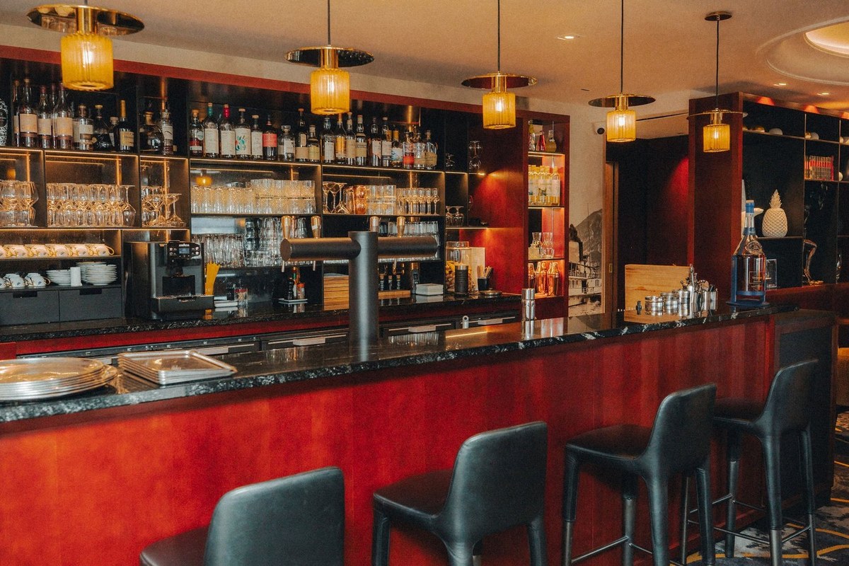 Un bar d'hôtel au bord du lac d'Annecy