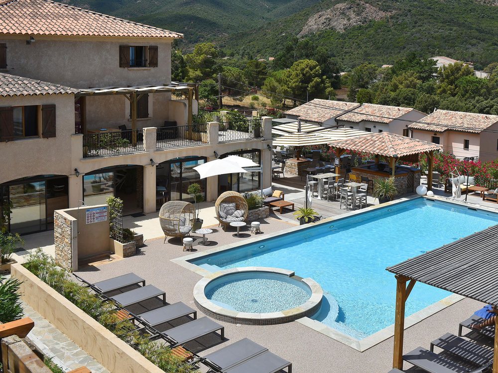 La piscine chauffée de l'Hôtel Palazzu, à Galéria, son bain à remous et ses terrasses face au maquis corse