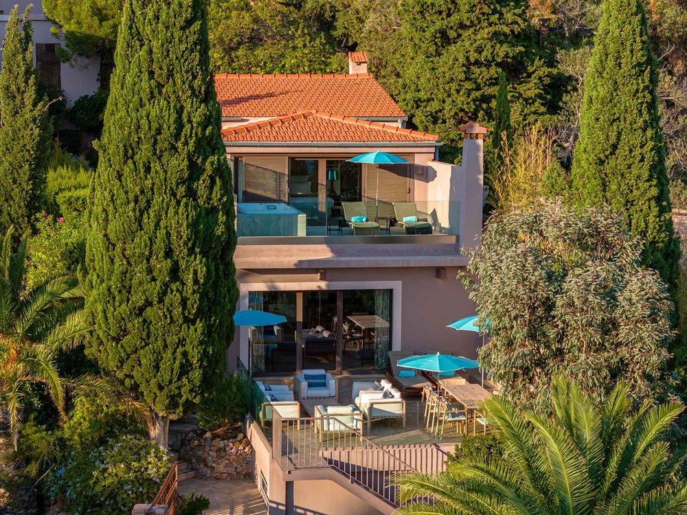 Le Pavillon Yaktsa et sa piscine, entre cyprès et pins, au-dessus de la baie de Théoule-sur-Mer