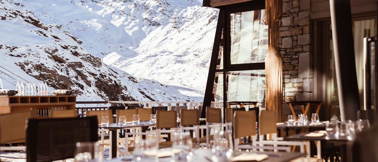 La terrasse de l'Altapura dressée face aux sommets enneigés de Val Thorens, sous un ciel bleu d'hiver