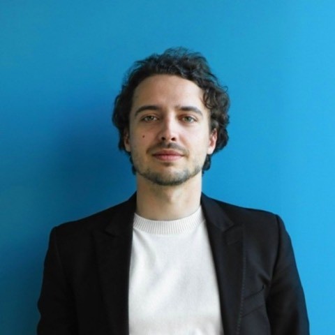 Portrait de Swann Bertaud, rédacteur hôtellerie de luxe chez Meilleurs.