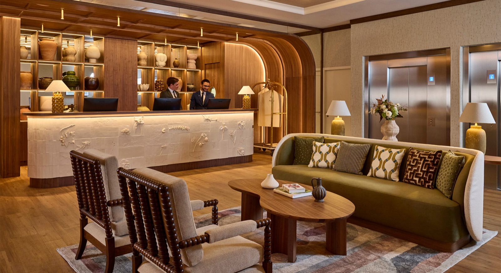 Le comptoir de réception en céramique et le salon du Grand Hôtel Roi René à Aix-en-Provence