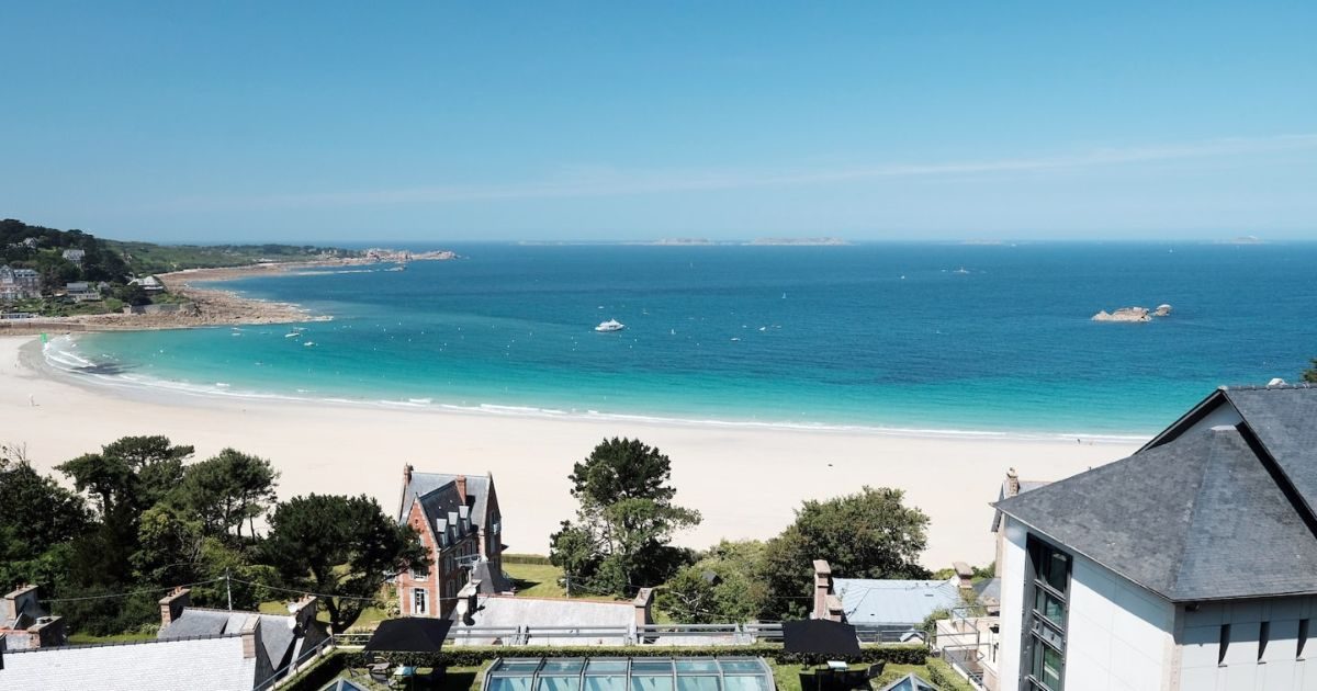 L'Agapa à Perros-Guirec, face à la plage de Trestraou et aux Sept-Îles