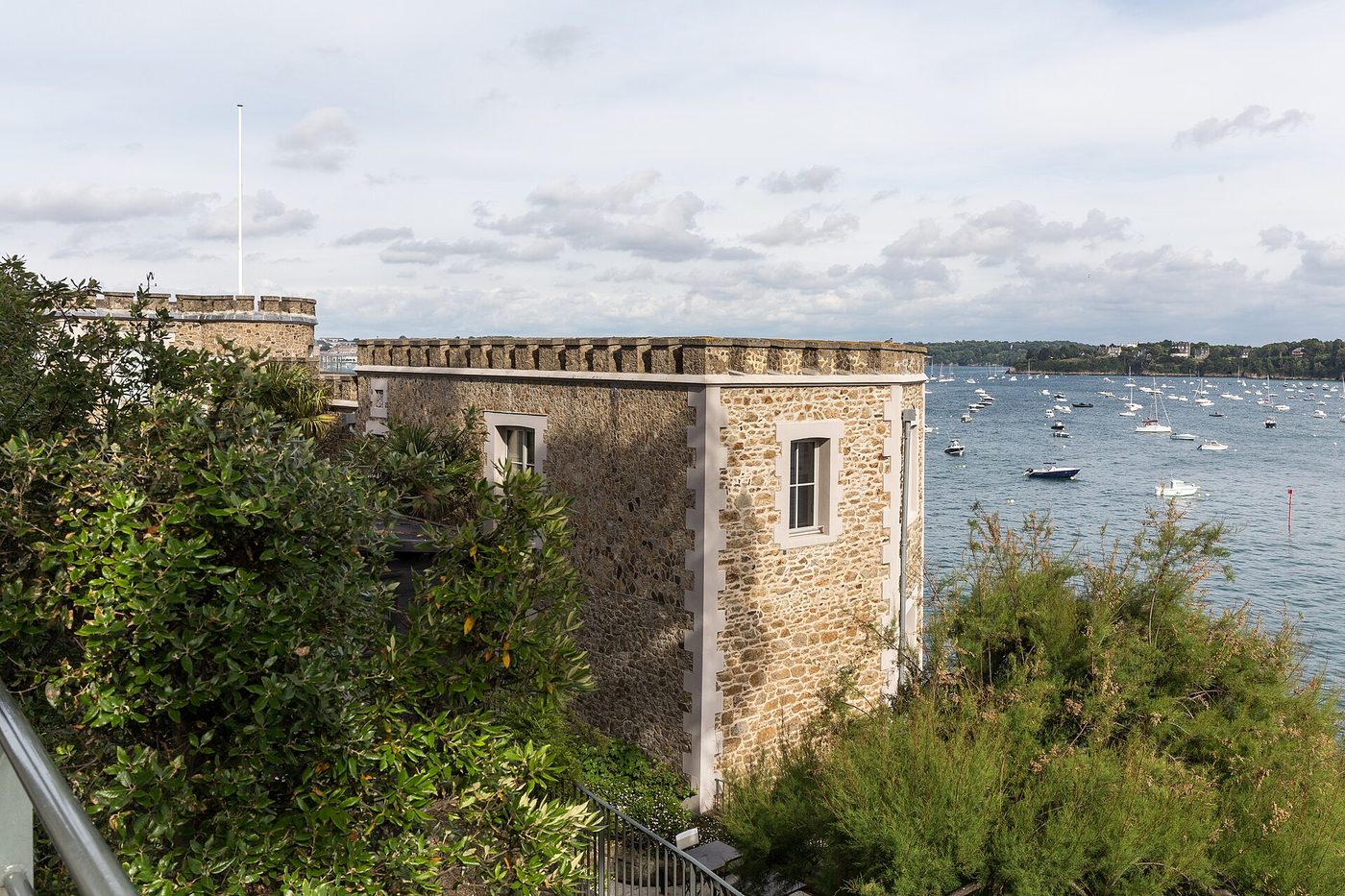 Le Castelbrac à Dinard, ancienne villa Bric-à-Brac en granit surplombant la baie de Saint-Malo