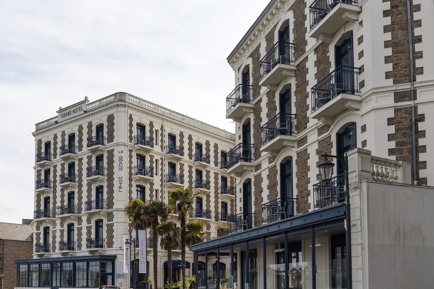 La façade Belle Époque du Grand Hôtel Dinard Barrière, pierre et granit