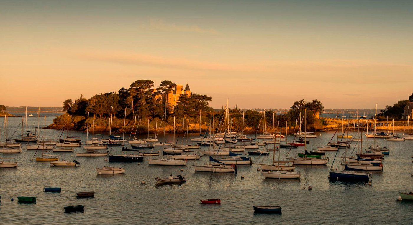 Le Nessay à Saint-Briac-sur-Mer, sur sa presqu'île face aux bateaux