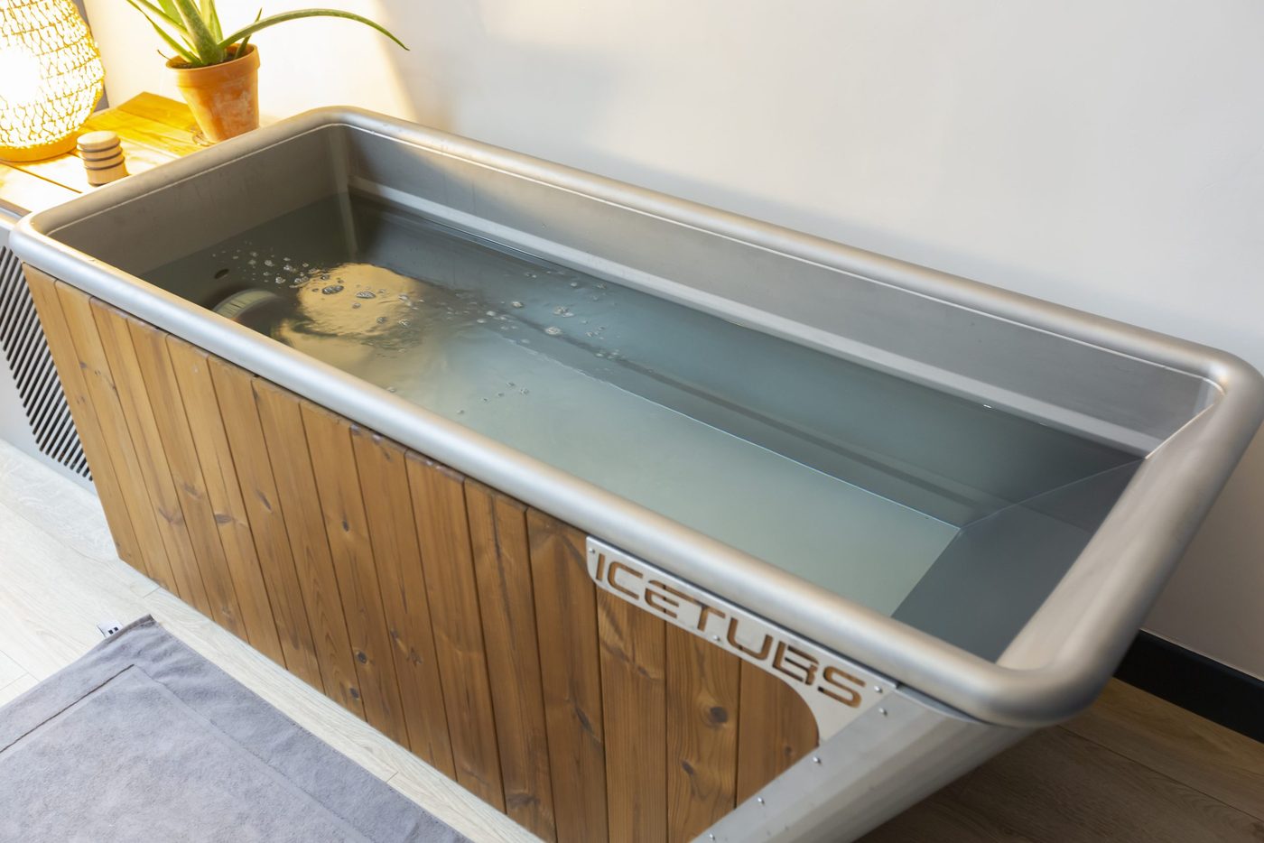 Le bassin d'immersion en inox et bois du studio M-Yoga à Boulogne-Billancourt