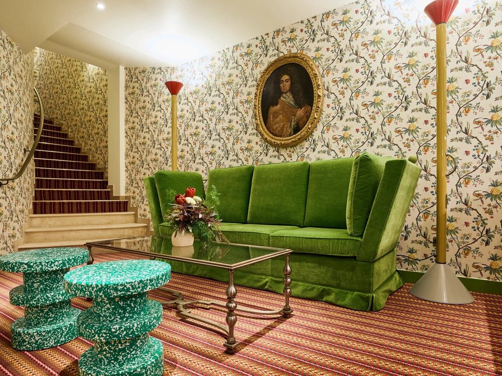 Le salon du Prince de Conti, son canapé de velours vert, ses tapisseries fleuries et son portrait ancien