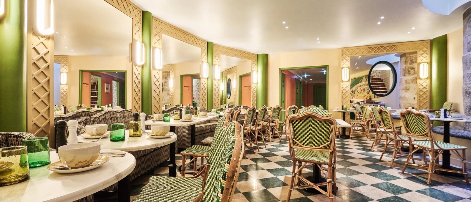 Le jardin d'hiver du Prince de Conti, à Saint-Germain-des-Prés, ses tables nappées, ses chaises cannées et son sol en damier vert et blanc