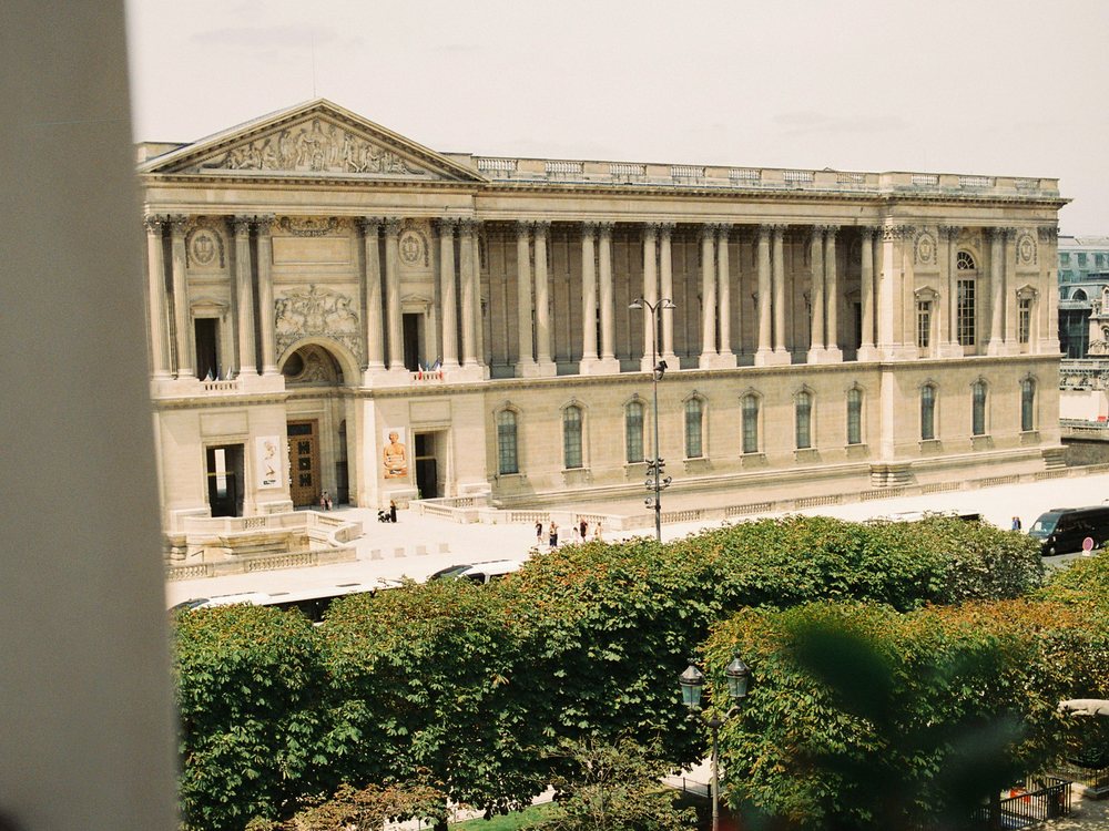 La colonnade du Louvre vue d'une fenêtre de l'Hôtel de la Place du Louvre, au-dessus des jardins