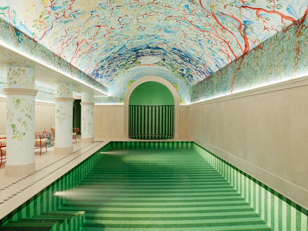 La piscine du Grand Mazarin, son carrelage vert et sa voûte couverte d'une fresque colorée