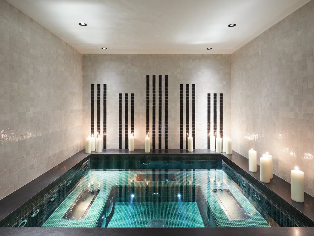 Le jacuzzi du spa du Grand Hôtel du Palais Royal, ses parois claires, ses bougies et ses mosaïques noires