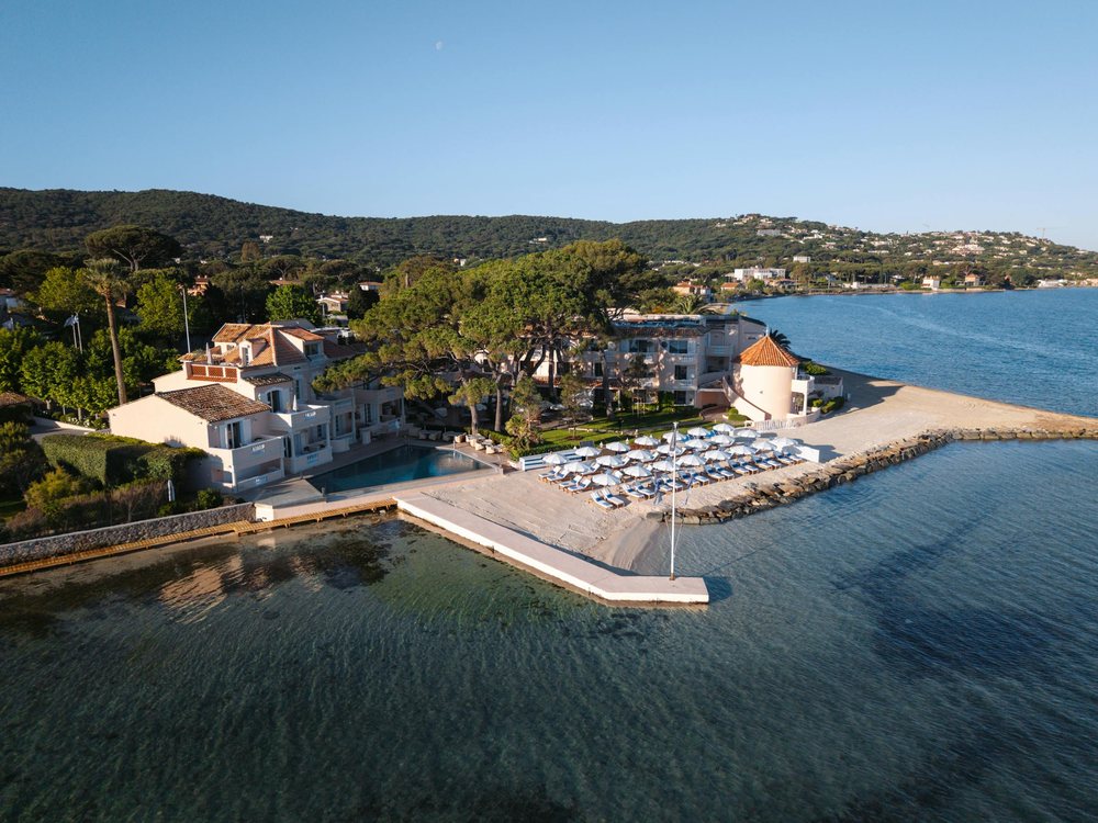 Cheval Blanc St-Tropez vu de la mer, sa plage, sa jetée et ses parasols blancs sur la Bouillabaisse