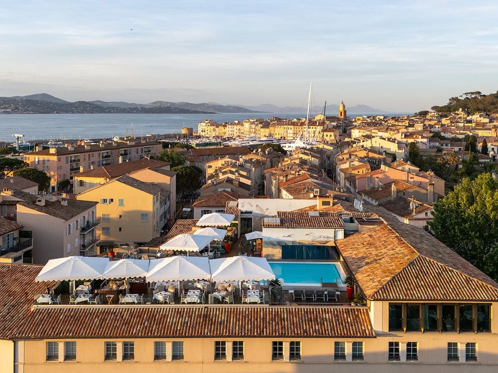 L'Hôtel de Paris Saint-Tropez vu du ciel, sa piscine sur le toit, les toits du village et le golfe