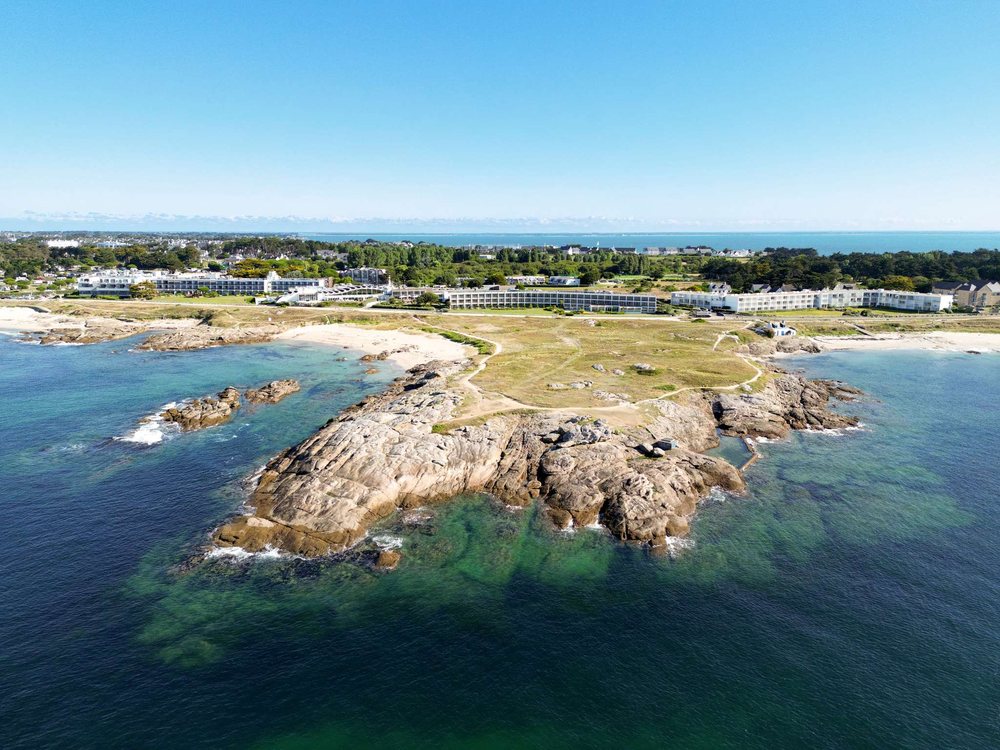 Le Sofitel Quiberon Thalassa vu du ciel, au bord de la côte rocheuse de la presqu'île, face à l'océan