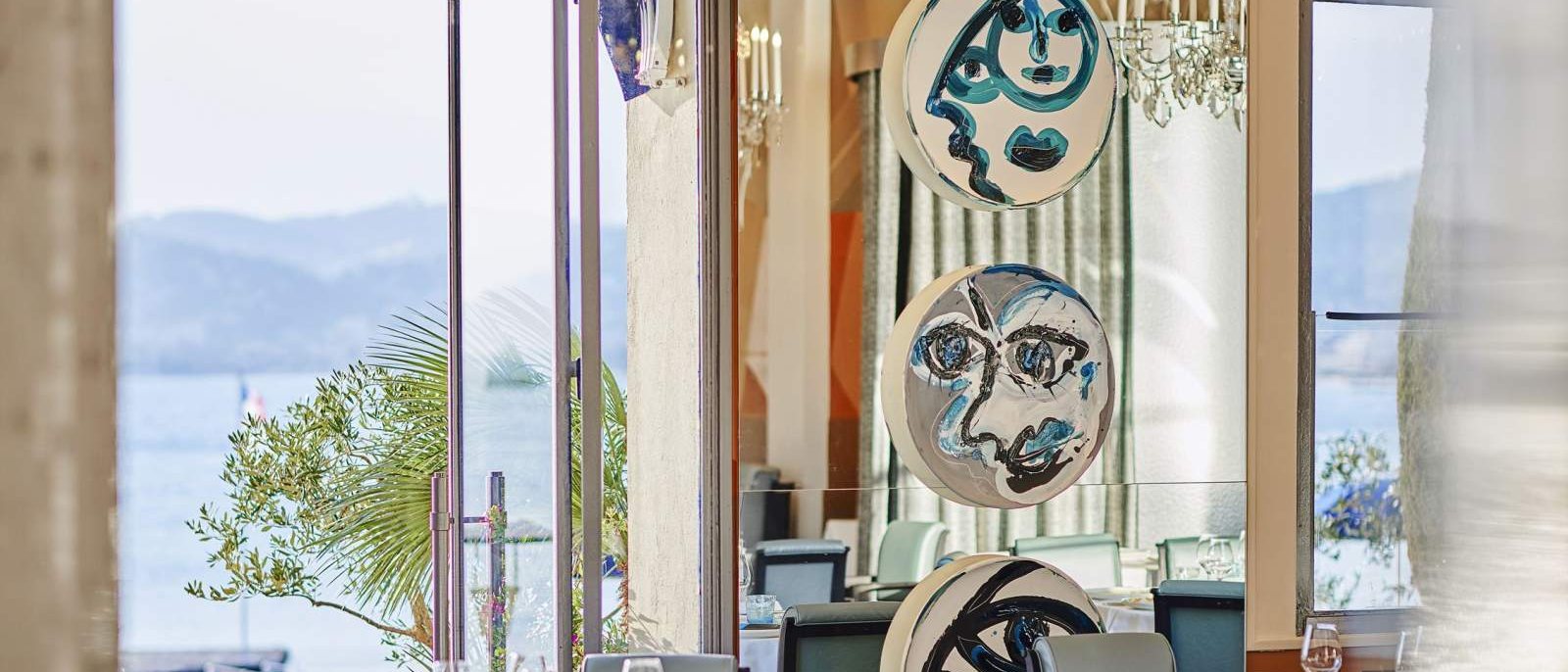 La salle de La Passagère, ses céramiques murales et ses baies vitrées ouvertes sur la Méditerranée