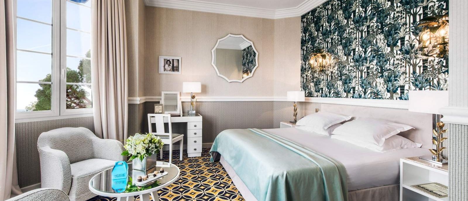 Une suite Art déco du Belles Rives, son papier peint végétal et ses fauteuils face à la mer