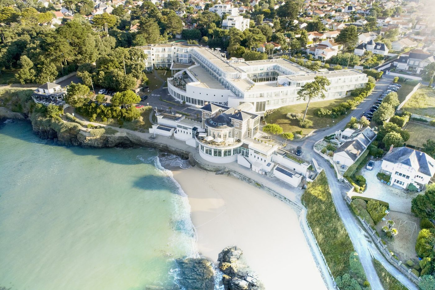L'Alliance Pornic et l'ancien casino, au-dessus de la plage de la Source