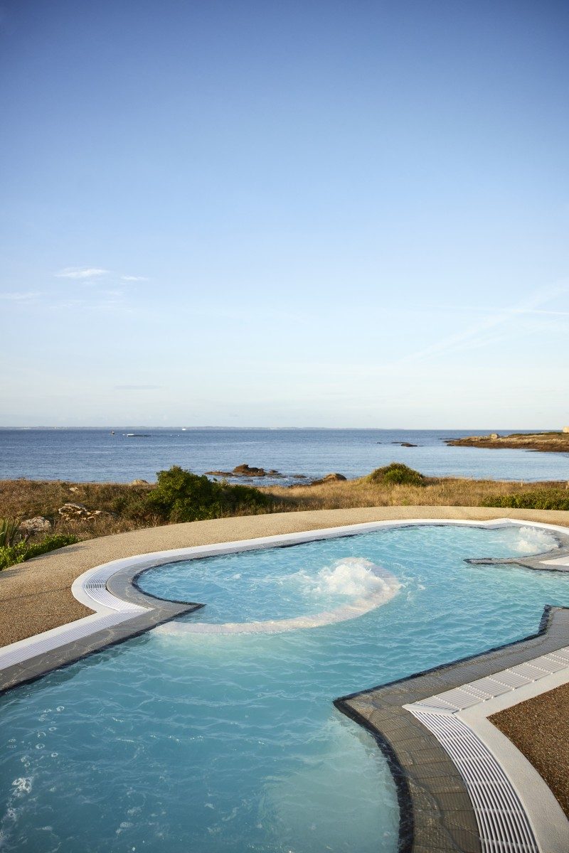 Le bassin extérieur du Sofitel Quiberon Thalassa, face à la Côte sauvage