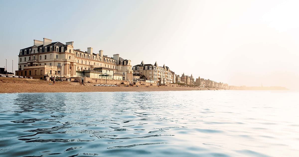 Le Grand Hôtel des Thermes sur la digue du Sillon, à Saint-Malo