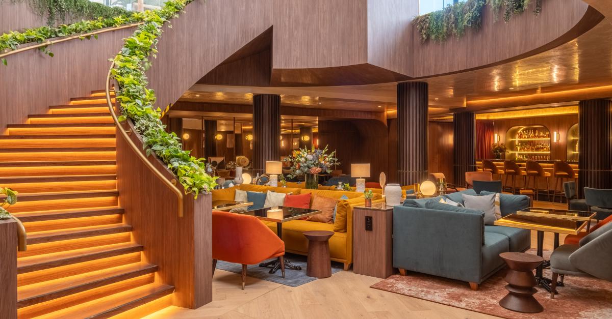 L'atrium de l'Hôtel Burdigala à Bordeaux, escalier végétalisé, salons et bar