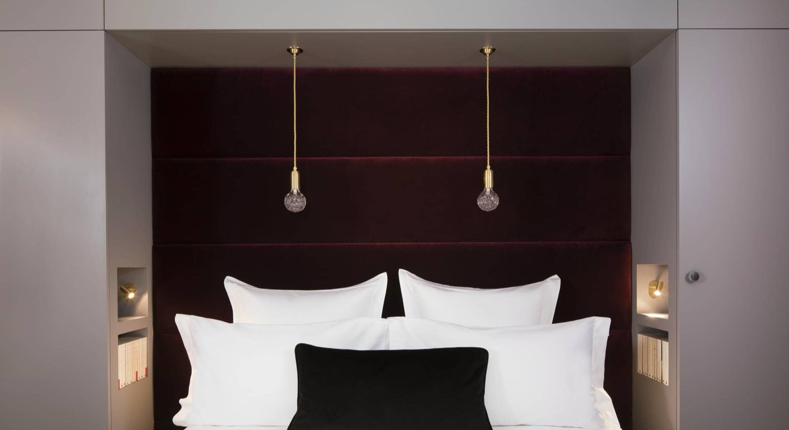 Chambre d'une suite de l'Hôtel Cardinal à Bordeaux, tête de lit en velours grenat