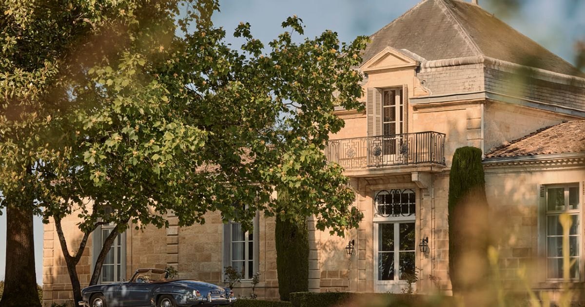 La façade en pierre blonde du COMO Cordeillan-Bages à Pauillac, au coucher du soleil