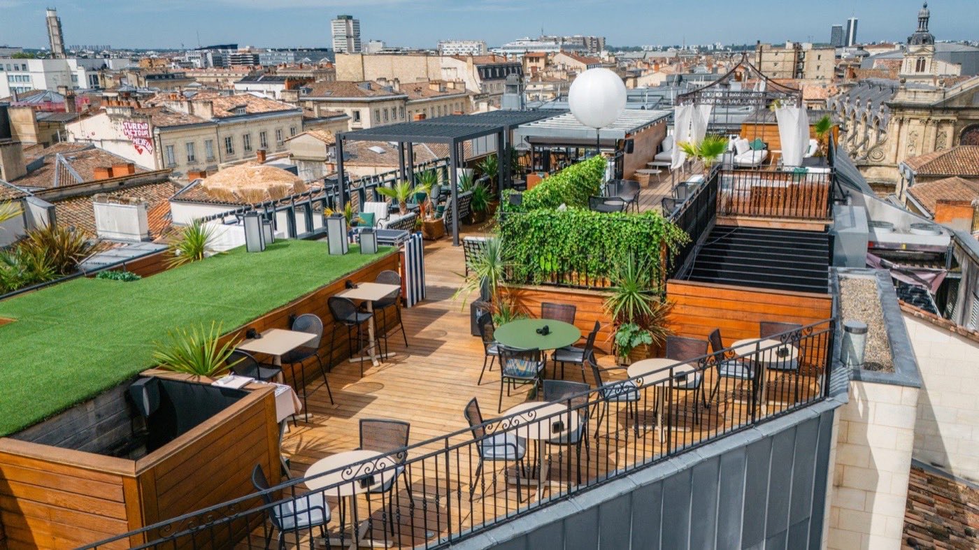 La terrasse sur le toit de l'InterContinental Bordeaux, vue sur les toits de la ville