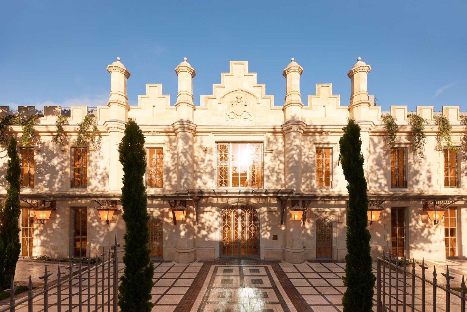 La façade de l'ancien chai Calvet, devenu le Mondrian Bordeaux Les Carmes