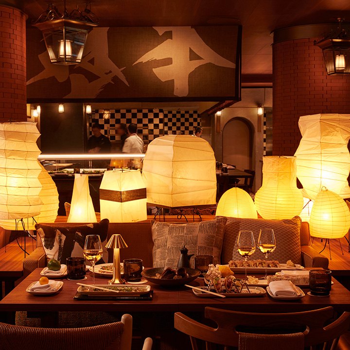 Une table dressée au restaurant Morimoto du Mondrian Bordeaux Les Carmes