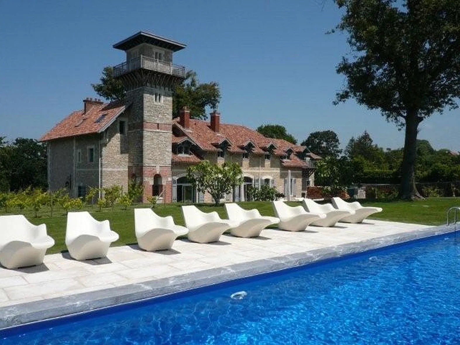 Le manoir de 1885 de l'Hôtel Beaumanoir et sa piscine de 25 mètres dans le parc