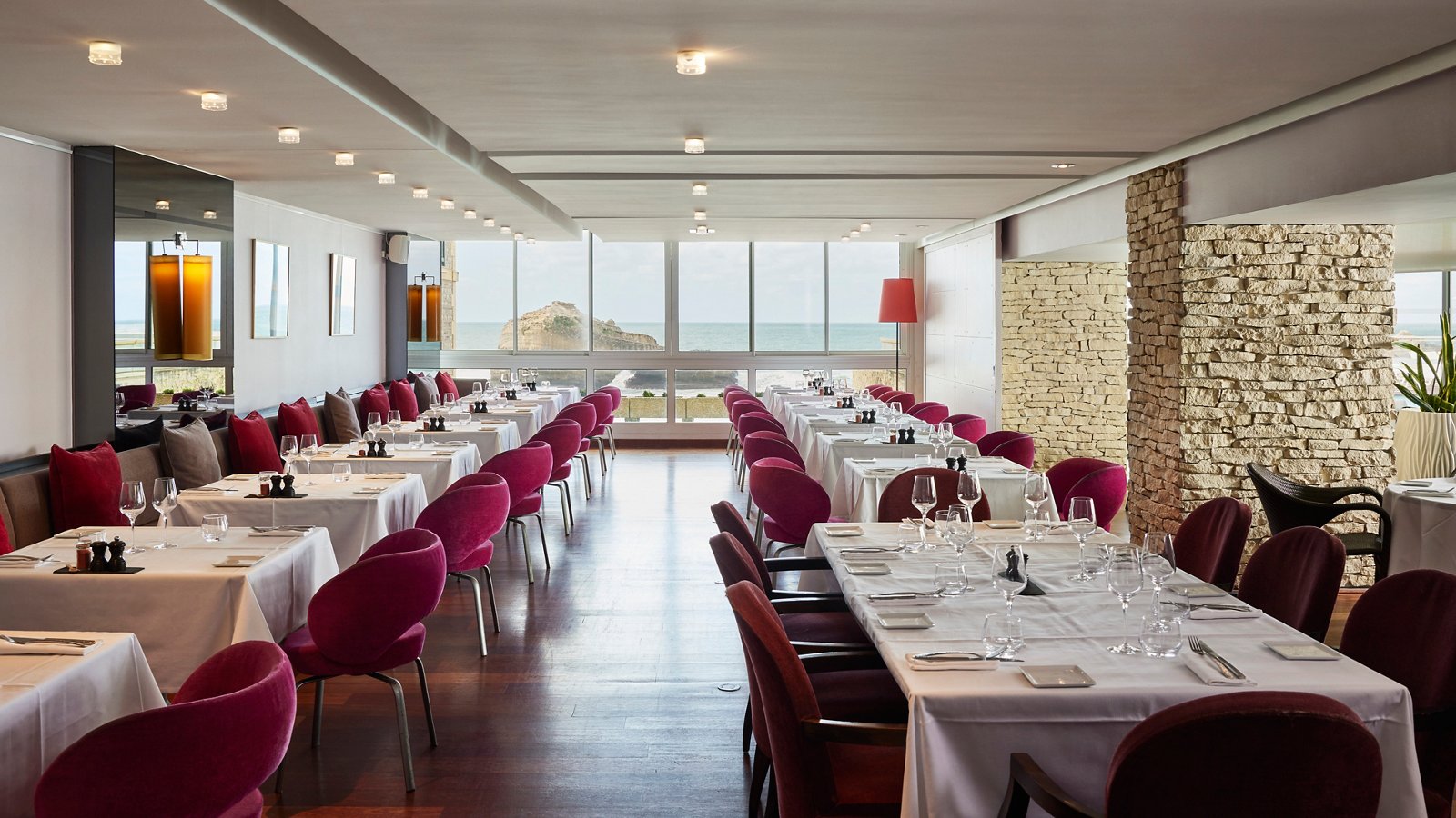 La salle de restaurant du Sofitel Miramar et ses baies vitrées face à l'océan Atlantique