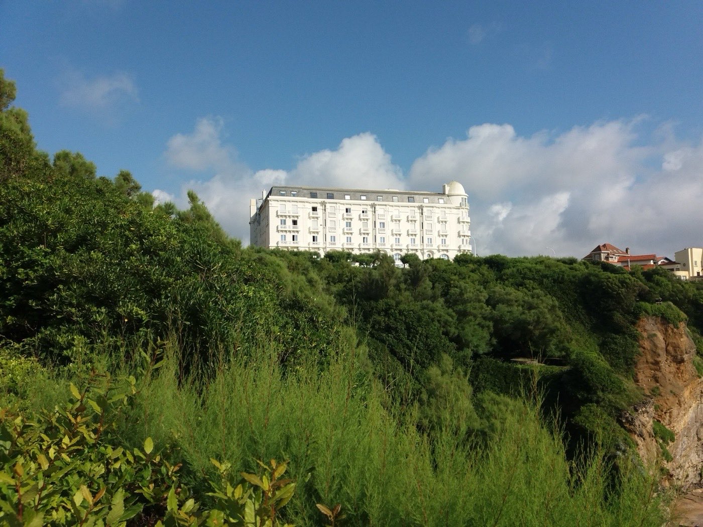 La façade blanche de l'hôtel Regina à Biarritz, sur la falaise
