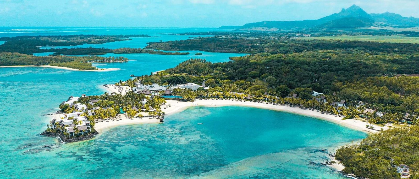 Vue aérienne du Shangri-La Le Touessrok, de ses plages et de son lagon turquoise à Trou d'Eau Douce, sur la côte est de l'île Maurice