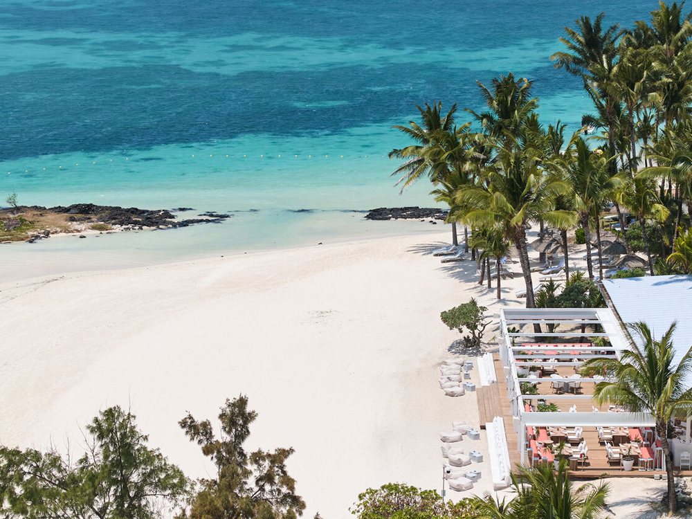 La plage de sable blanc de LUX* Belle Mare et le club de plage Beach Rouge, face au lagon turquoise