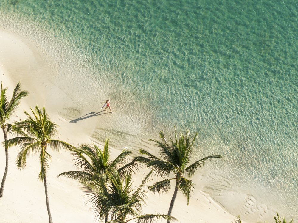 Vue aérienne de la plage du Constance Prince Maurice, ses palmiers et son lagon aux eaux claires