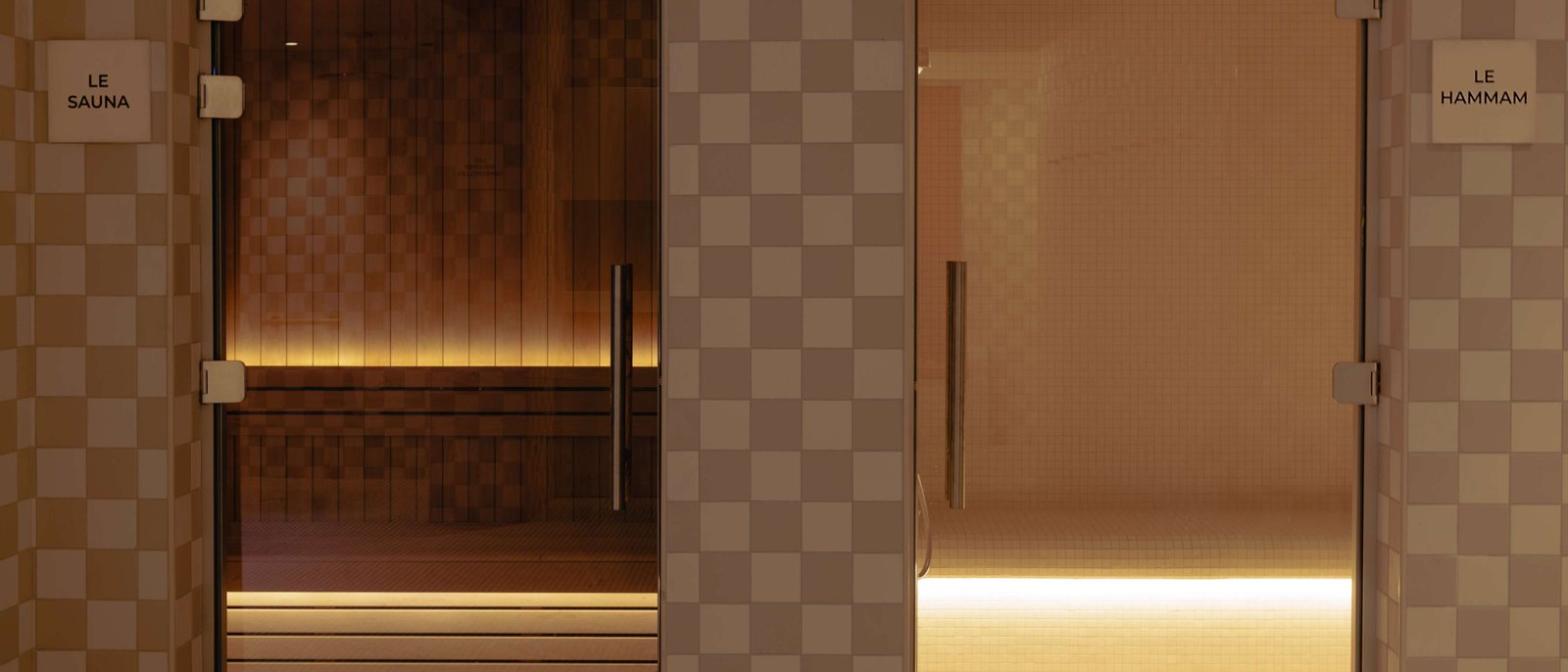 Les portes vitrées du sauna et du hammam des Cures Marines, encadrées de carreaux à damier beige