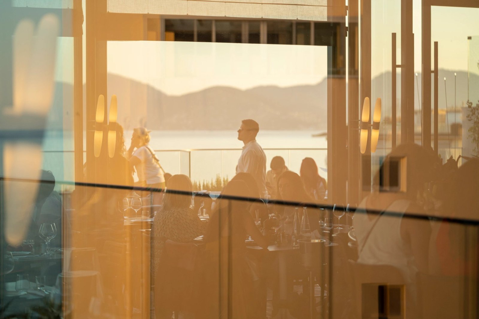 Le restaurant Bella en rooftop de l'Hôtel Belle Plage, face à l'Estérel au coucher du soleil